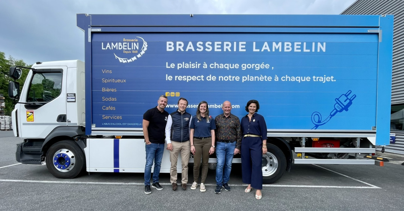 Grégory Galland, référent électromobilité et énergies (Ets Coquidé), Alexis Lambelin, dirigeant, Agathe Coquidé, responsable communication, Christophe Deknuyt, responsable logistique (Lambelin), et Julie Lambelin, responsable RSE/RH.