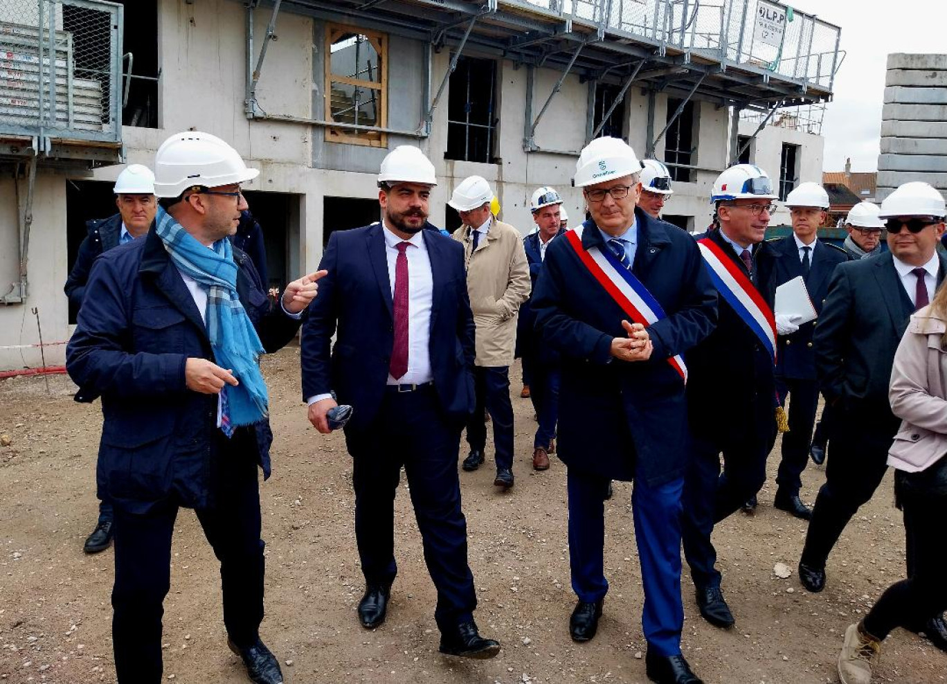 Le ministre du logement, Guillaume Kasbarian, (au centre) a visité un chantier de futurs logements locatifs intermédiaires sous la houlette de Christophe Vanhersel (à gauche) directeur général de Flandre Opale Habitat et de Bertrand Ringot, maire de Gravelines.