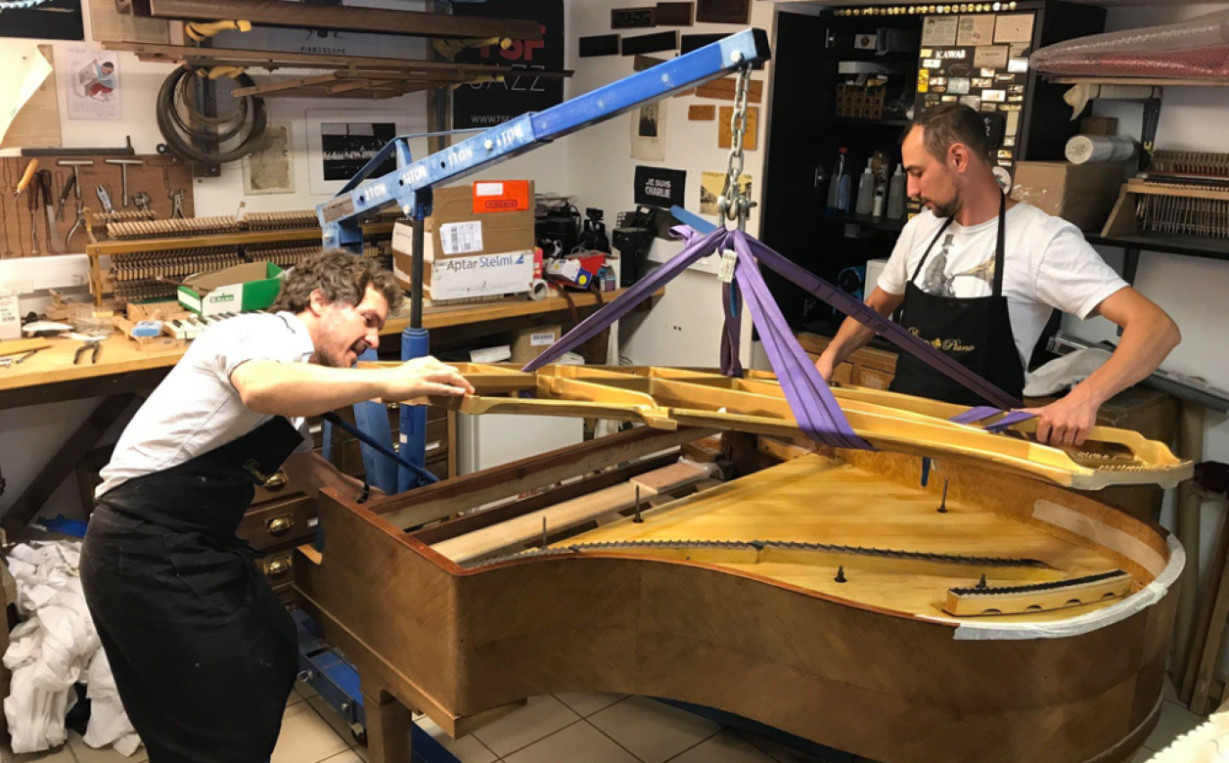 En moyenne, l’entreprise travaille sur une quarantaine de pianos par an. (c) Dumas Piano