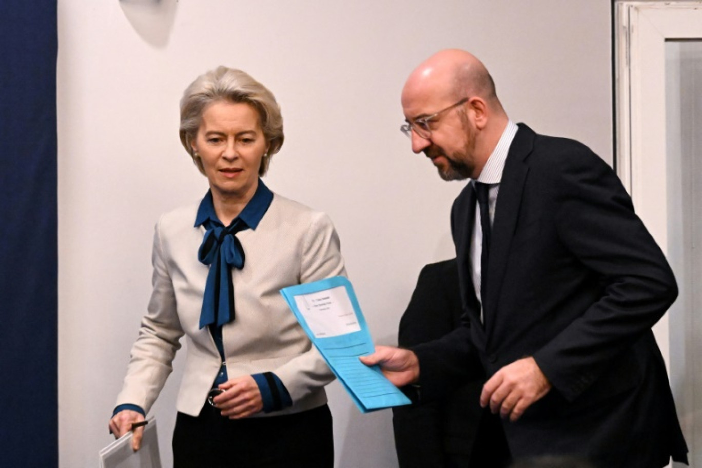Le président du Conseil européen Charles Michel et la présidente de la Commission européenne Ursula von der Leyen participent à un point de presse à Pékin le 7 décembre 2023 © GREG BAKER