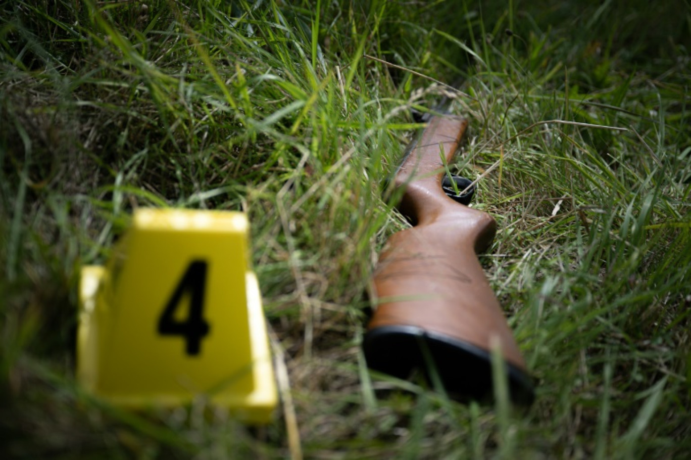 Une simulation de scène de crime lors d'un exercice organisé par le Service Interdépartemental de la police judiciaire à Rouen, le 13 juin 2024 © LOU BENOIST