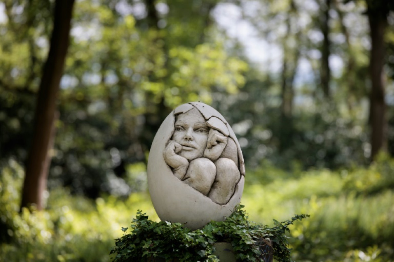 La sculpture "Enfant réticent à sortir de l'œuf" réalisée par l'artiste français Arnaud Kasper, installée dans la "forêt artistique" de Kasper, une galerie d'art en plein air à Epiais-Rhus, le 7 mai 2024 dans le Val d'Oise © JOEL SAGET