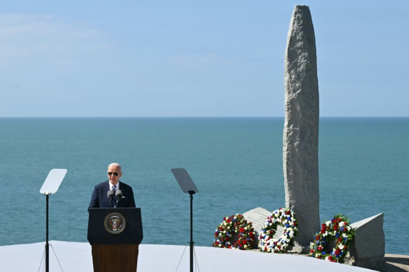 Joe Biden prononce un discours à la pointe du Hoc à Cricqueville-en-Bessin, dans le Calvados, le 7 juin 2024 © SAUL LOEB