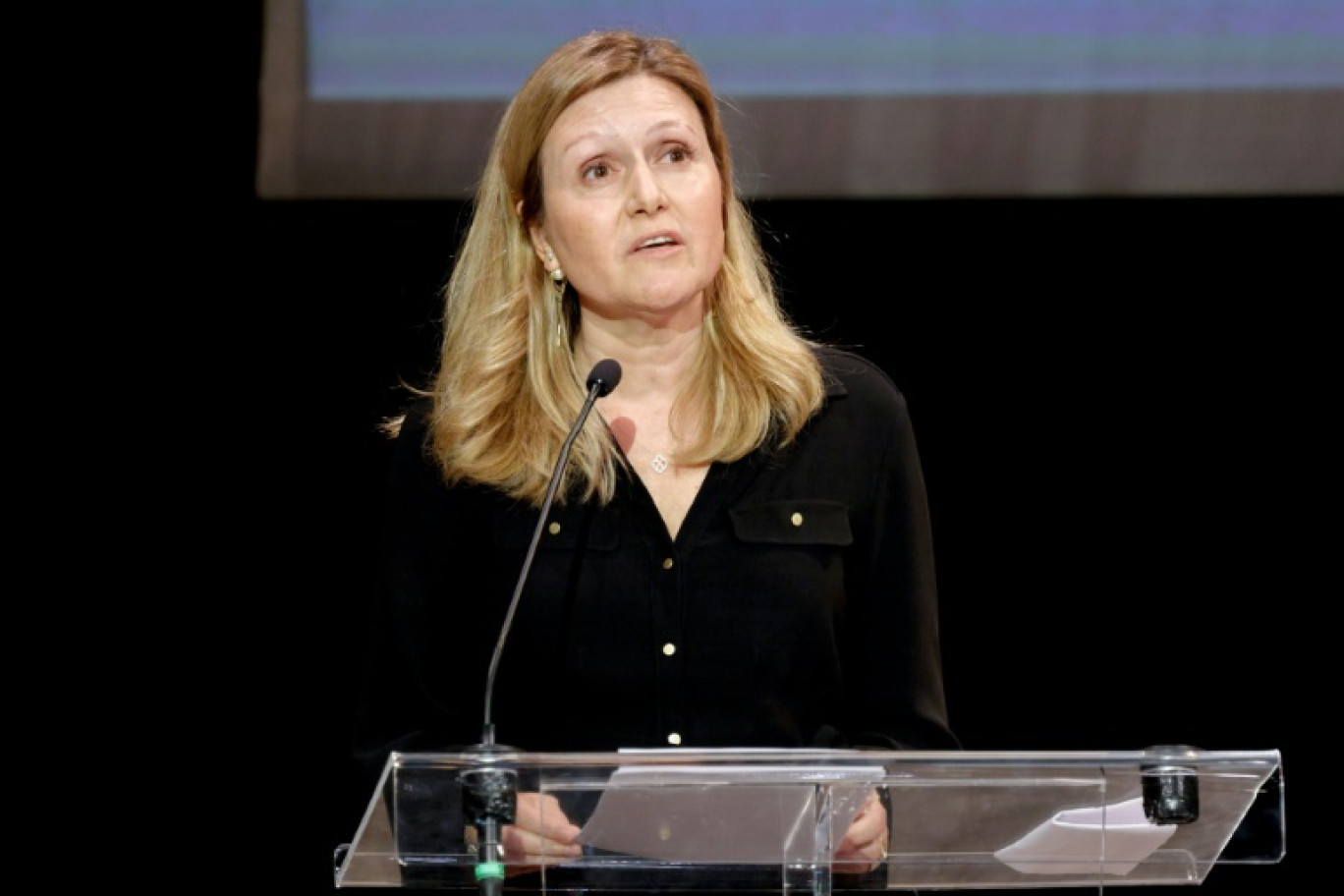 La présidente de l'Assemblée nationale Yael Braun-Pivet, discourant lors d'une soirée de mobilisation contre la montée de l'antésimitisme en Europe, au théâtre Antoine à Paris le 3 juin 2024 © GEOFFROY VAN DER HASSELT