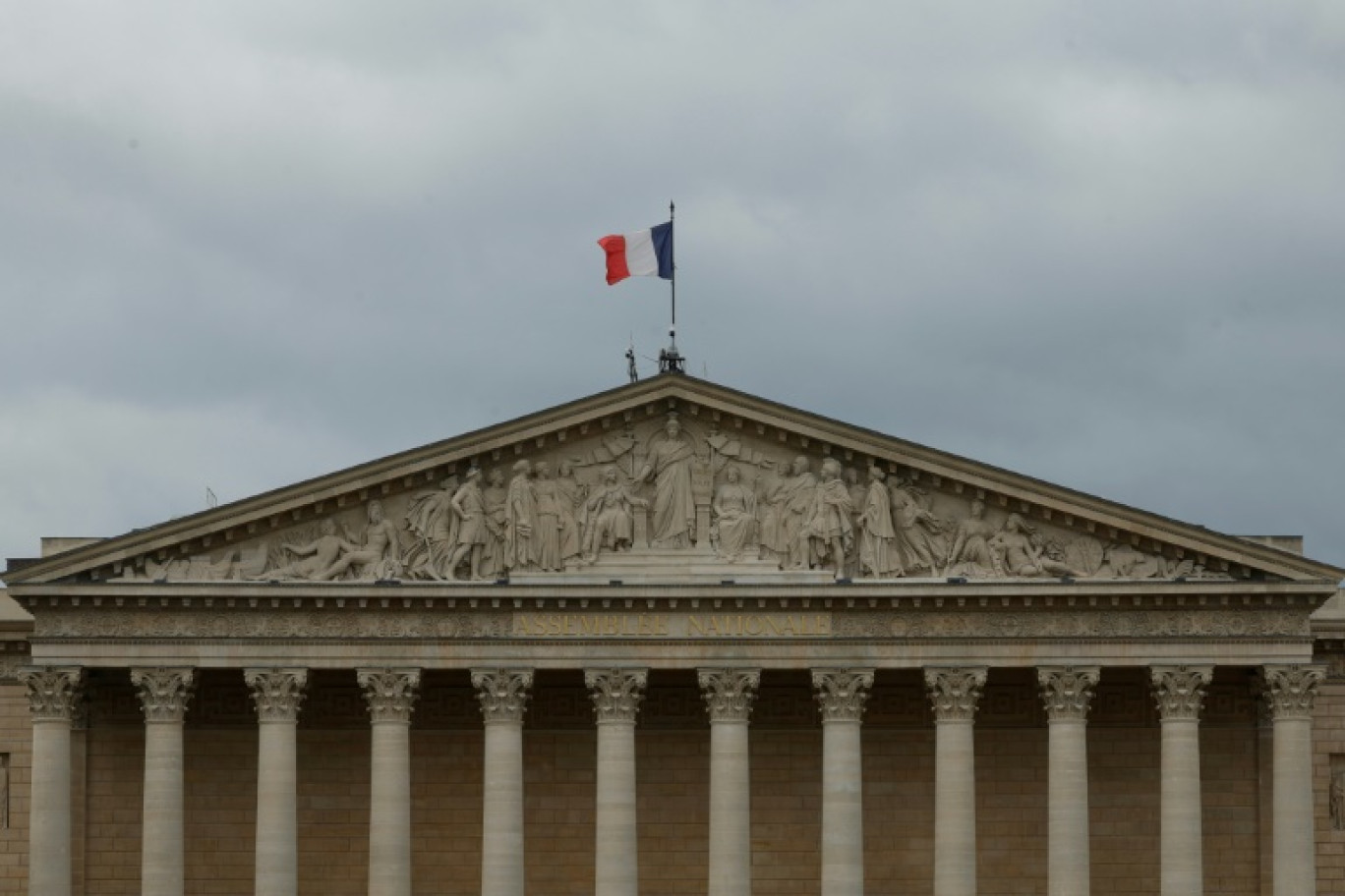 Sous le choc après le coup de tonnerre de la dissolution, élus et collaborateurs parlementaires commencent à faire leurs cartons dans une Assemblée nationale à moitié déserte © Geoffroy VAN DER HASSELT