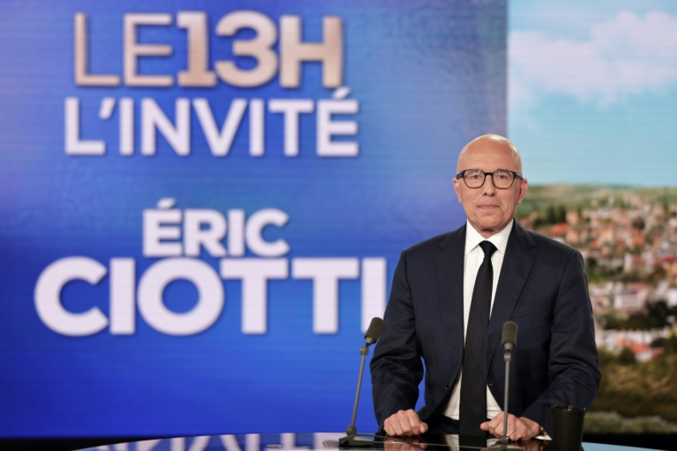 Eric Ciotti sur le plateau du journal de 13h de TF1, le 11 juin 2024 © STEPHANE DE SAKUTIN