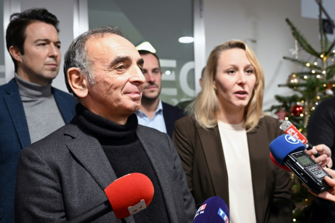 Le leader de Reconquête! Eric Zemmour (G) et sa tête de liste aux Européennes Marion Maréchal (D) lors de l'inauguration du siège du parti à Paris, le 11 décembre 2023 © Bertrand GUAY