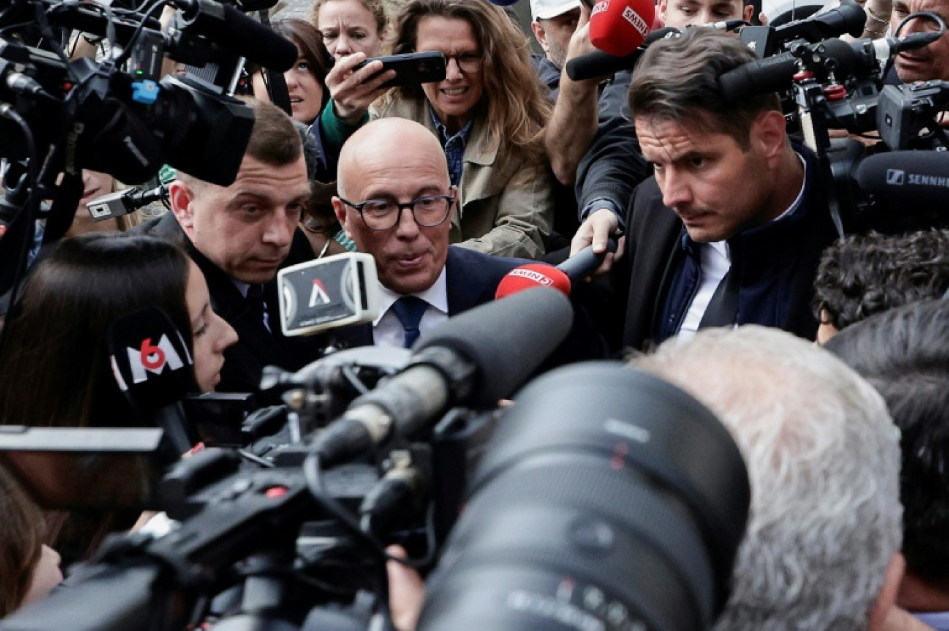Le président des Républicains (LR), Eric Ciotti s'adresse aux médias alors qu'il quitte le siège du parti, le 13 juin 2024 à Paris © STEPHANE DE SAKUTIN