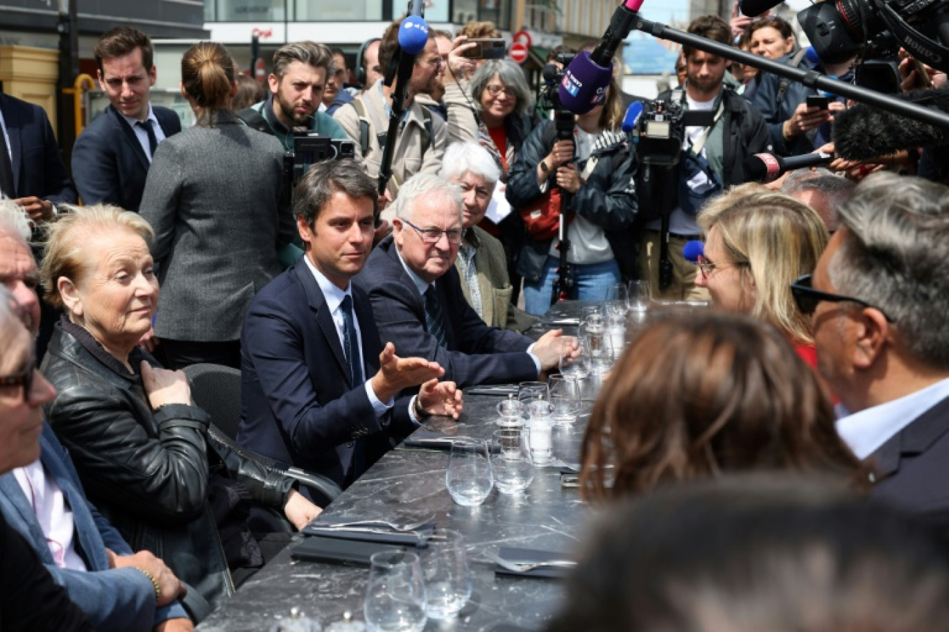 Le Premier ministre Gabriel Attal (2e g) et le candidat Renaissance Jean-Pierre Pont (3e g) pour les législatives, le 13 juin 2024 à Boulogne-sur-Mer, dans le Pas-de-Calais © DENIS CHARLET