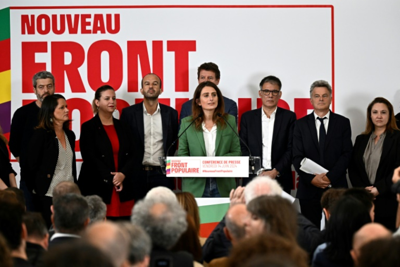 Marine Tondelier (C) en compagnie du directeur général de Greenpeace France Jean-François Julliard (G), Mathilde Panot (3e G), Manuel Bompard (4e G), Yannick Jadot (arrière), Olivier Faure (3e D) et Fabien Roussel (2e D) à la Maison de la Chimie, à Paris, le 14 juin 2024 © JULIEN DE ROSA