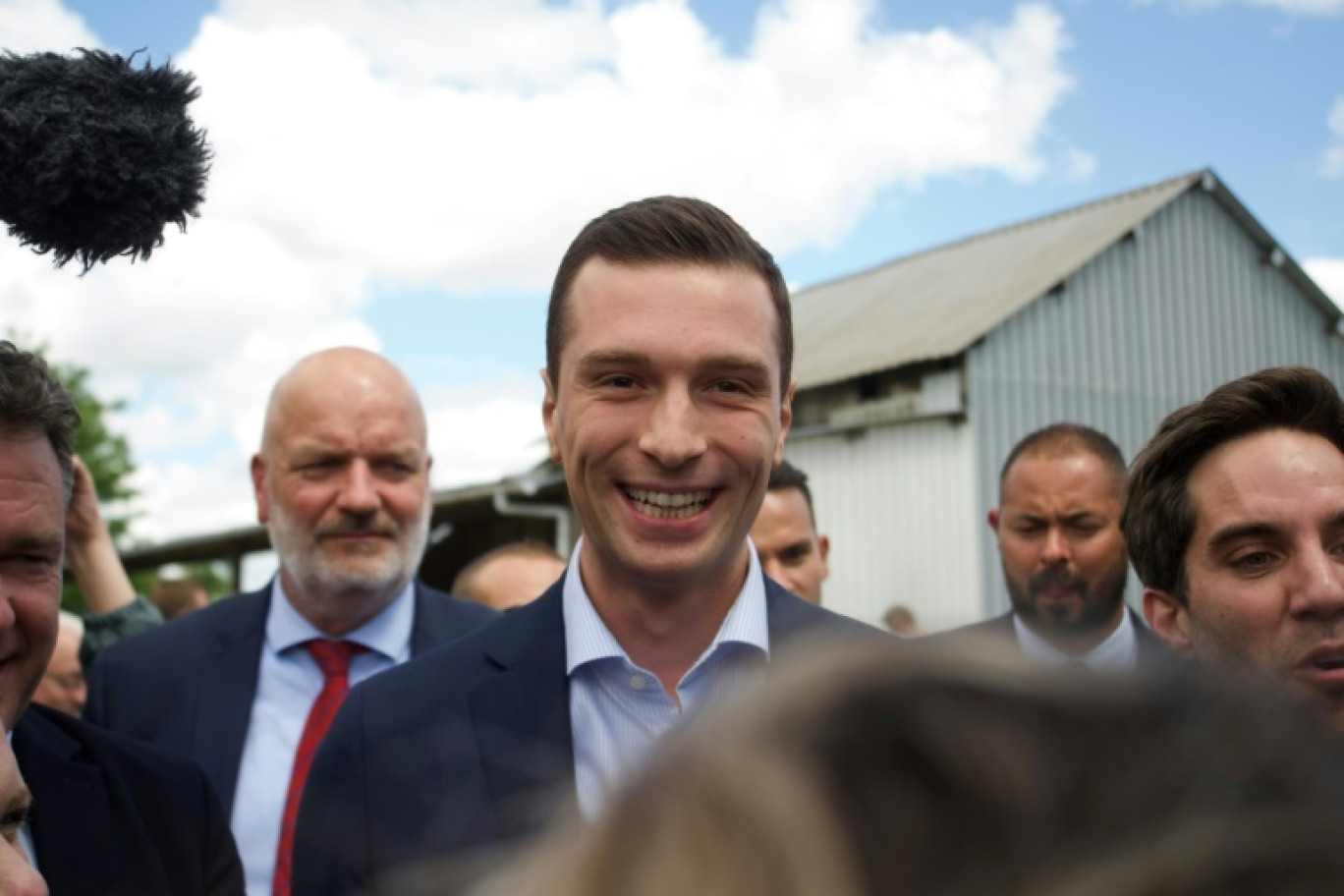 Le président du RN Jordan Bardella en déplacement dans une ferme aux Plets, près de Chuelles, dans le Loiret le 14 juin 2024 © Guillaume SOUVANT