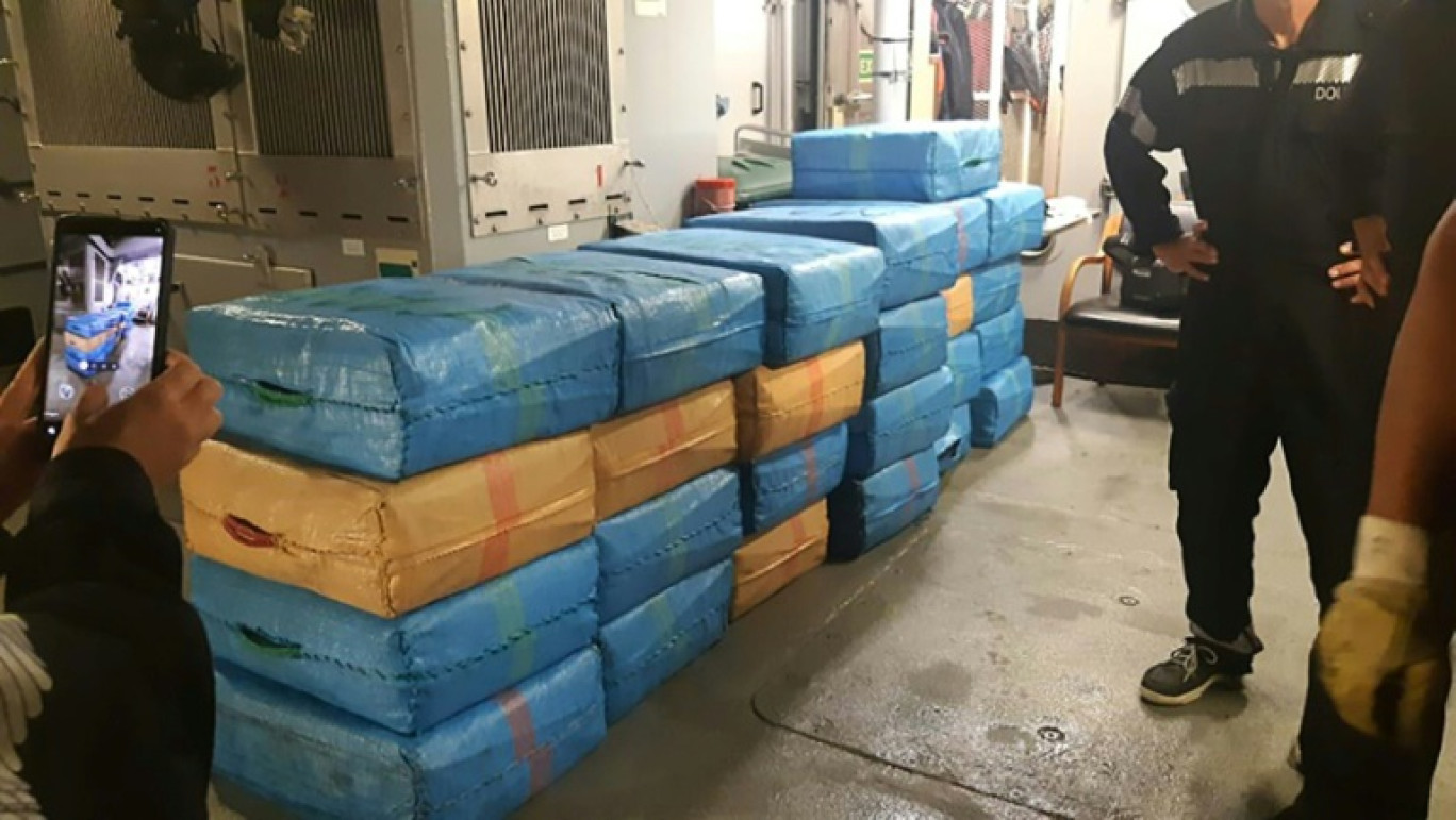 Des ballots de drogue, pris en photo le 15 juin 2024 par les services garde-côtes des douanes Méditerranée, ont été récupérés lors d'une opération franco-espagnole au large de la Catalogne, qui a permis la saisie de plus de deux tonnes de pollen de cannabis © Handout