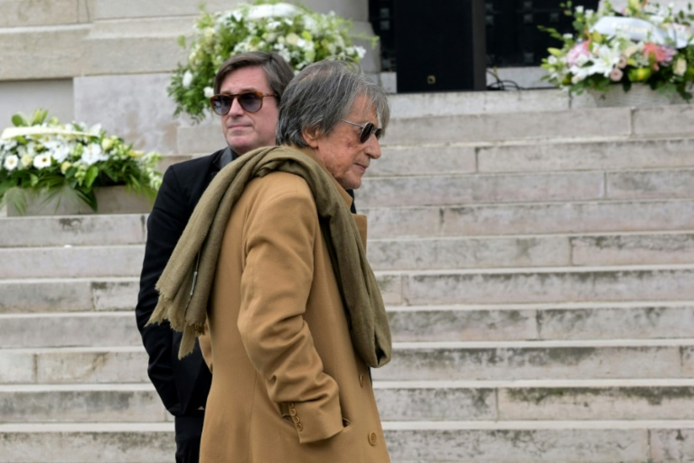 Jacques Dutronc et son fils Thomas lors des obsèques de Françoise Hardy au cimetière du Père Lachaise, le 20 juin 2024 à Paris © Bertrand GUAY