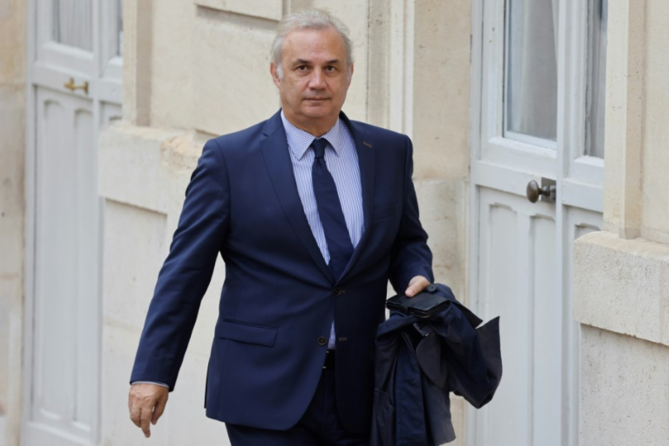 Bruno Roger-Peti, conseiller mémoire du président Emmanuel Macron, quitte la réunion hebdomadaire du cabinet à l'Elysée, le 13 septembre 2023 à Paris © Ludovic MARIN