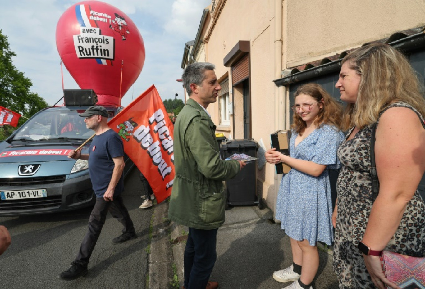 François Ruffin en campagne à Flixecourt dans la Somme, le 20 juin 2024 © DENIS CHARLET
