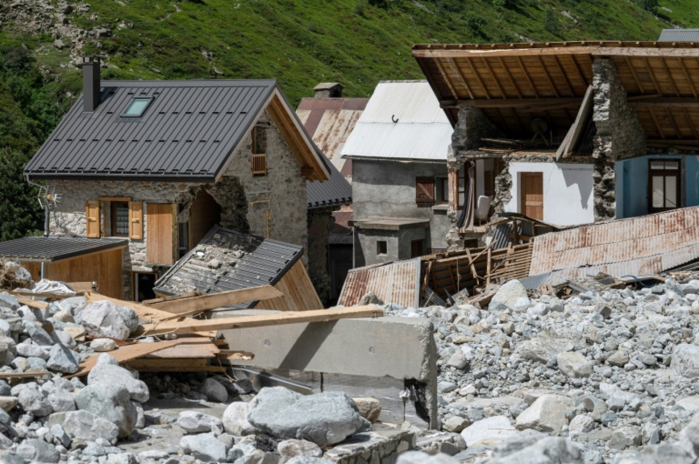 Des maisons endommagées par la crue de la rivière Vénéon, dans le hameau de La Bérarde, le 28 juin 2024 en Isère © ARNAUD FINISTRE
