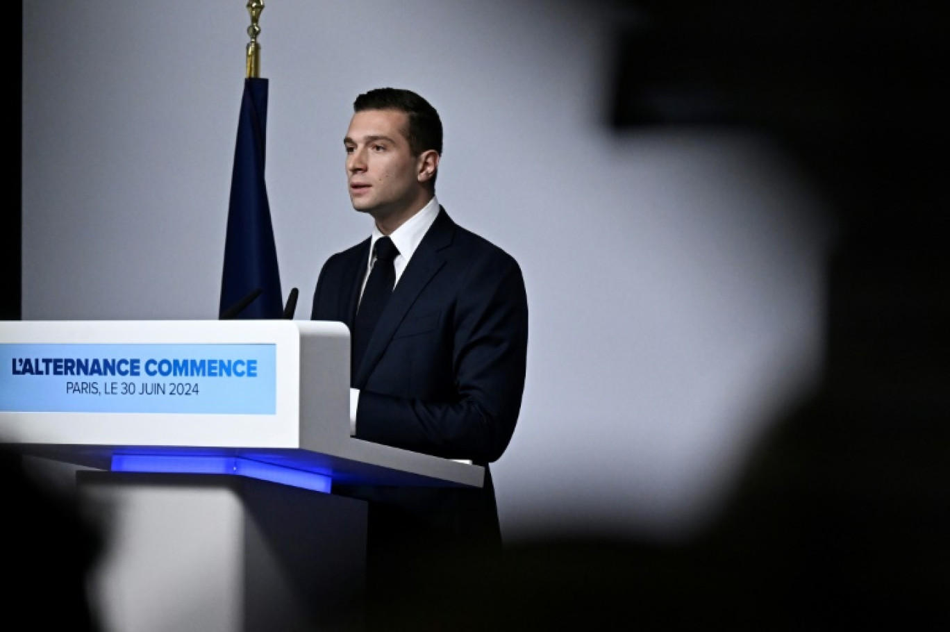 Jordan Bardella, président du Rassemblement national (RN), fait une déclaration après les résultats du 1er tour des législatives, le 30 juin 2024 à Paris © JULIEN DE ROSA