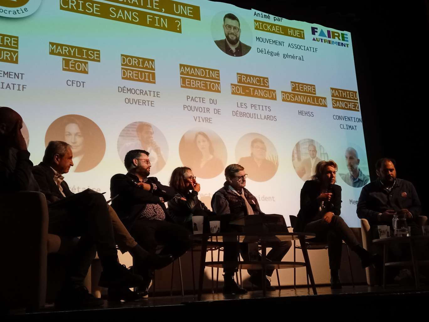 Dans le théâtre du Familistère Godin, les échanges ont été nourris, notamment autour de la démocratie avec la participation de Pierre Rosanvallon, sociologue et historien.