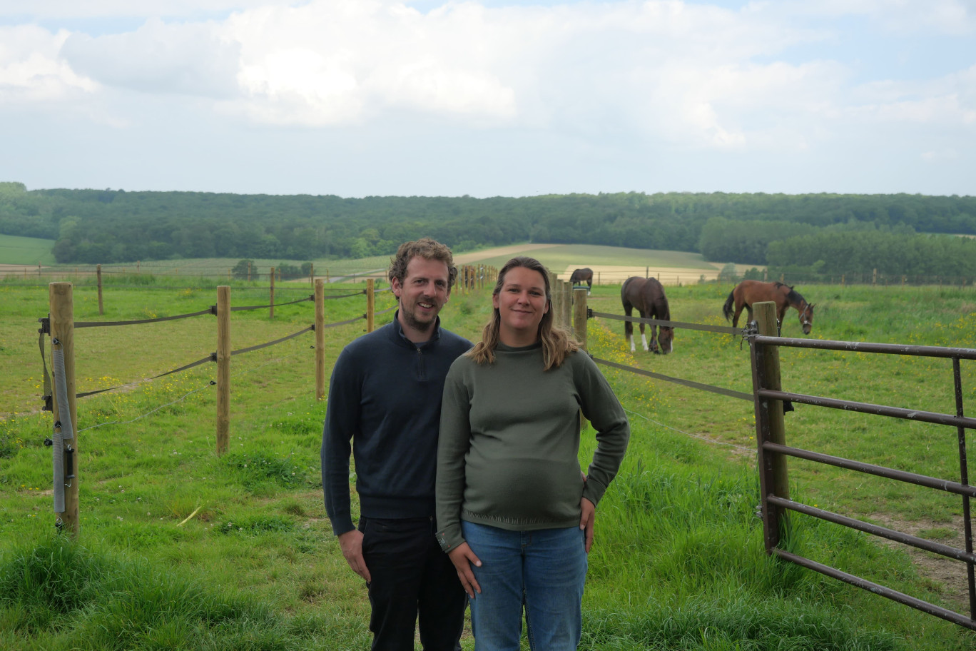 Depuis leur ferme, Agathe et Bastien Bayard peuvent accéder directement à la forêt d’Eperlecques. (© Aletheia Press / Valentin De Poorter)