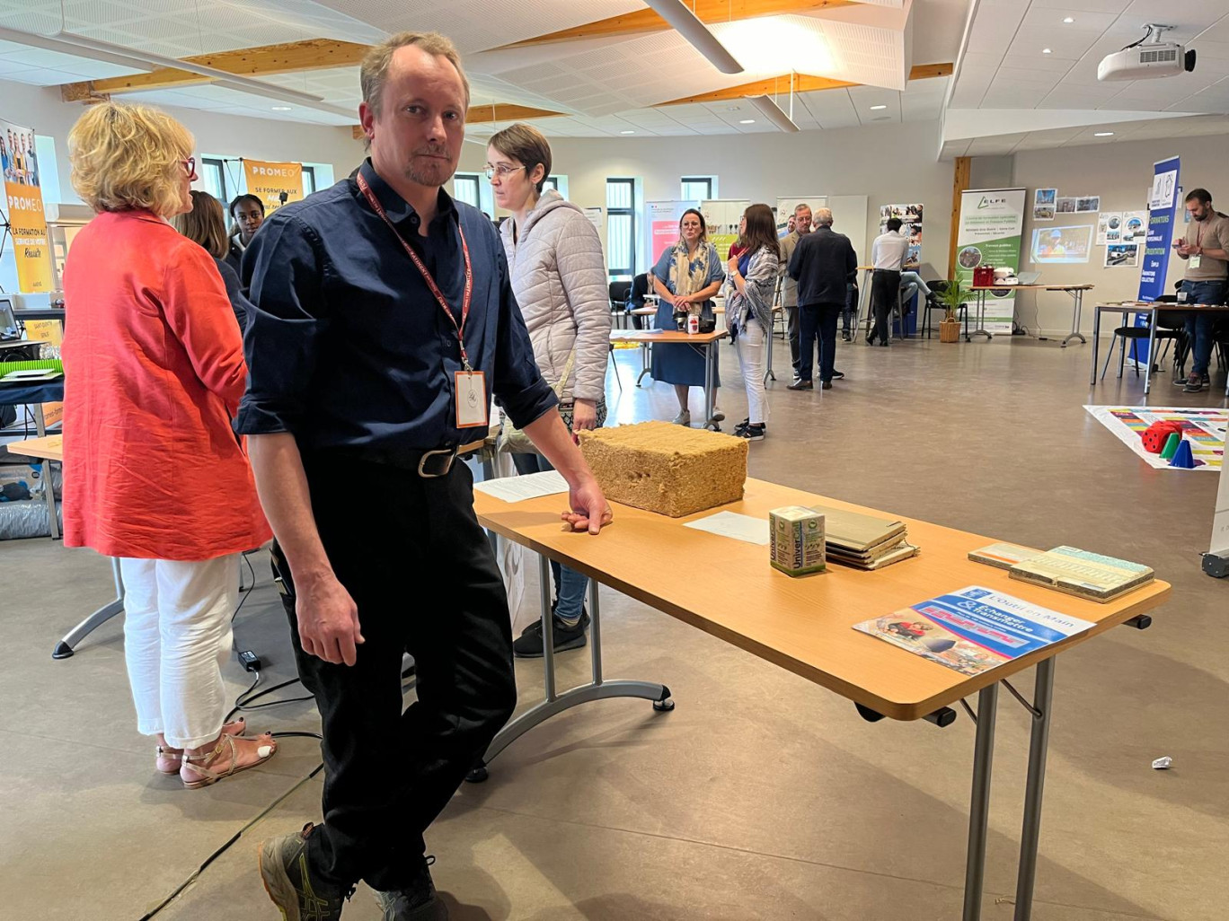 Jean-Bernard Vervelle, de l'entreprise La Menuiserie d'autrefois, a participé à la construction des nouvaux locaux de la FFB Oise de Compiègne, via son isolation en paille.
