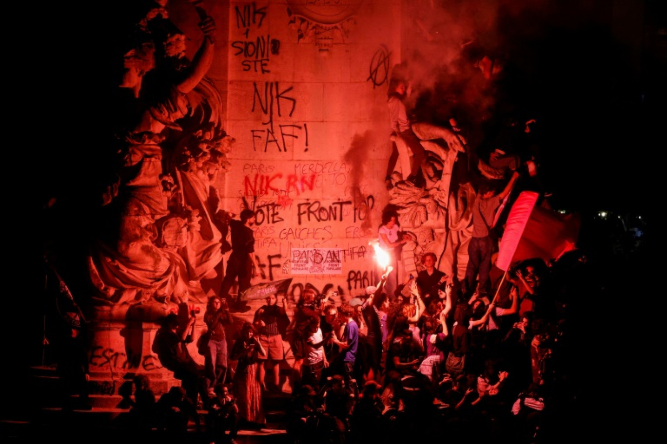 Des manifestants contre l'extrême droite rassemblés place de la République à Paris le 30 juin 2024 © Geoffroy VAN DER HASSELT