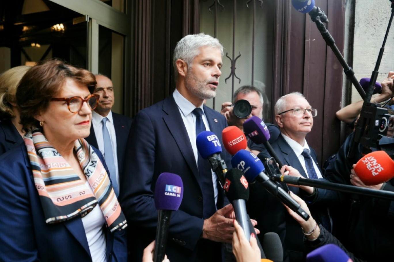 Le président du conseil régional Auvergne-Rhône-Alpes Laurent Wauquiez (C) à côté de la secrétaire générale des Républicains Annie Genevard, au siège du parti à Paris, le 12 juin 2024 © Dimitar DILKOFF