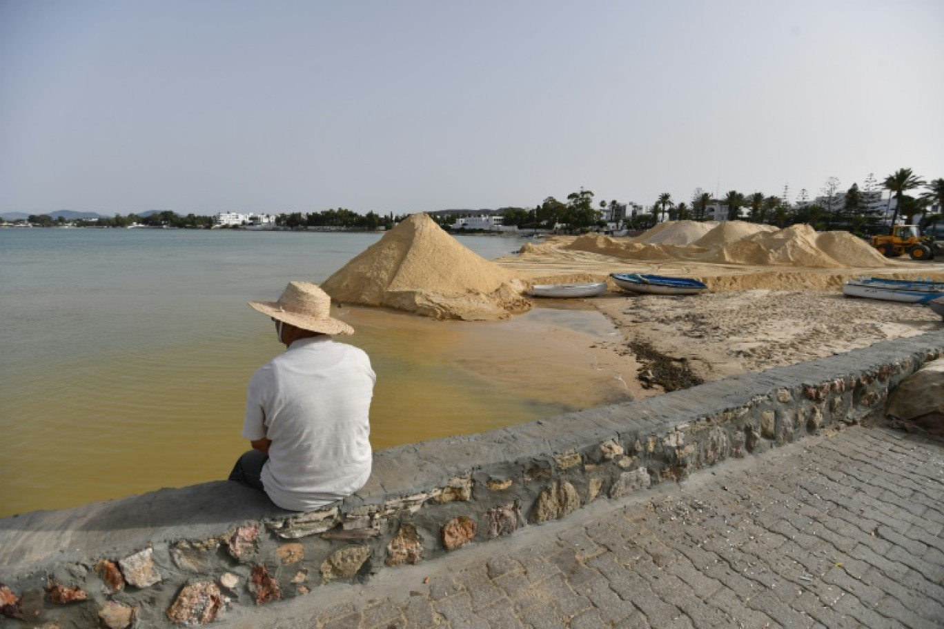Des monticules de sable destinés à regarnir la plage du centre ville de Hammamet, au sud-est de Tunis, victime de l'érosion côtière, le 28 juin 2024 © FETHI BELAID