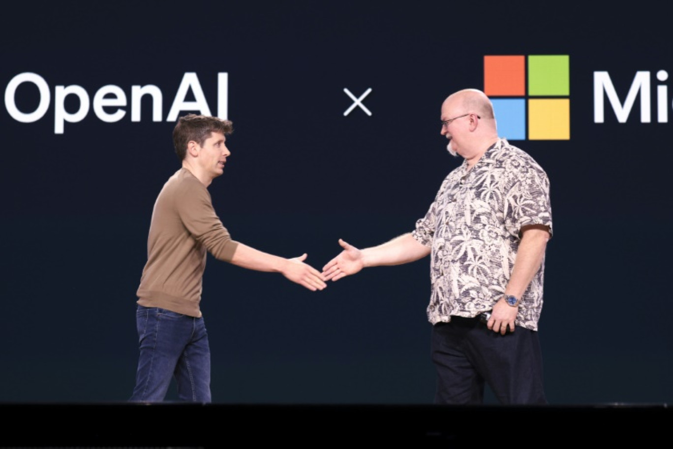 Le directeur général d'OpenAI, Sam Altman, et Kevin Scott, directeur de la technologie de Microsoft, lors de la conférence annuelle du géant américain de l'informatique à Seattle, le 21 mai 2024 © Jason Redmond