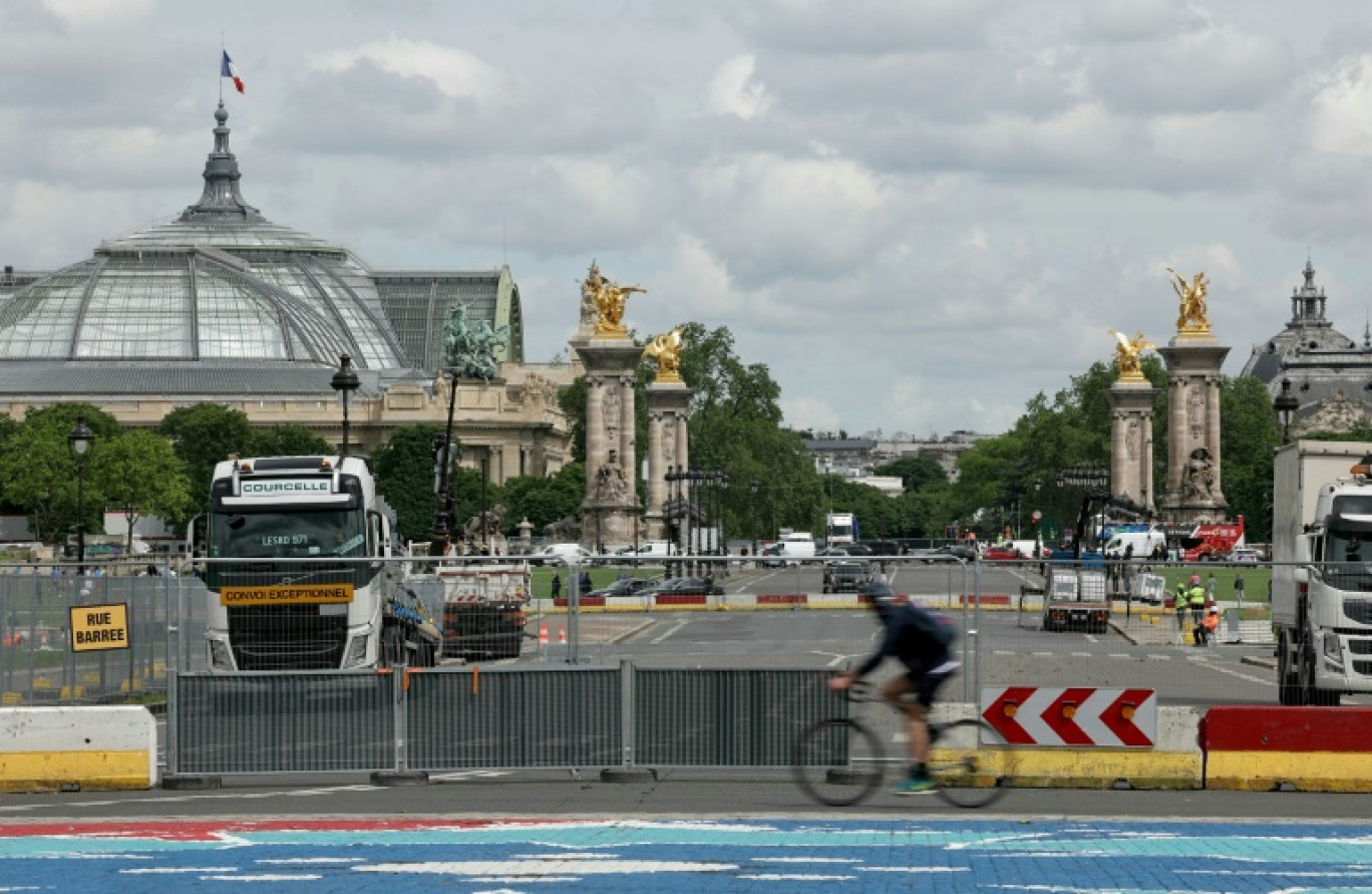 Cette photographie montre une vue du pont Alexandre III et du Grand Palais à Paris, fermé à la circulation en raison de la construction des installations des Jeux Olympiques et Paralympiques de Paris 2024, le 17 mai 2024 © Thomas SAMSON