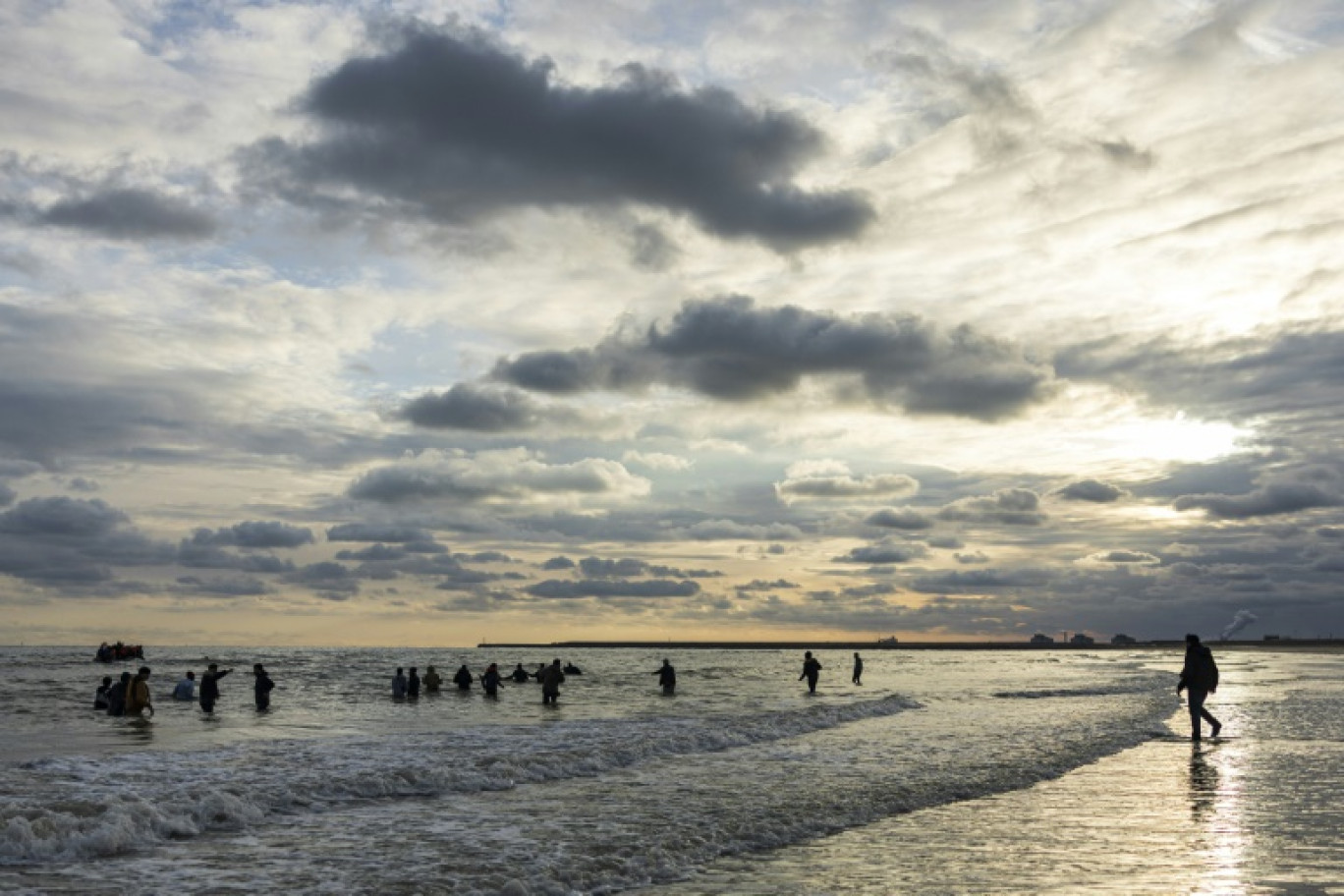 Des migrants tentent de monter à bord d'un bateau de passeurs pour traverser la Manche, sur la plage de Gravelines, près de Dunkerque, le 26 avril 2024 dans le Nord © Sameer Al-DOUMY
