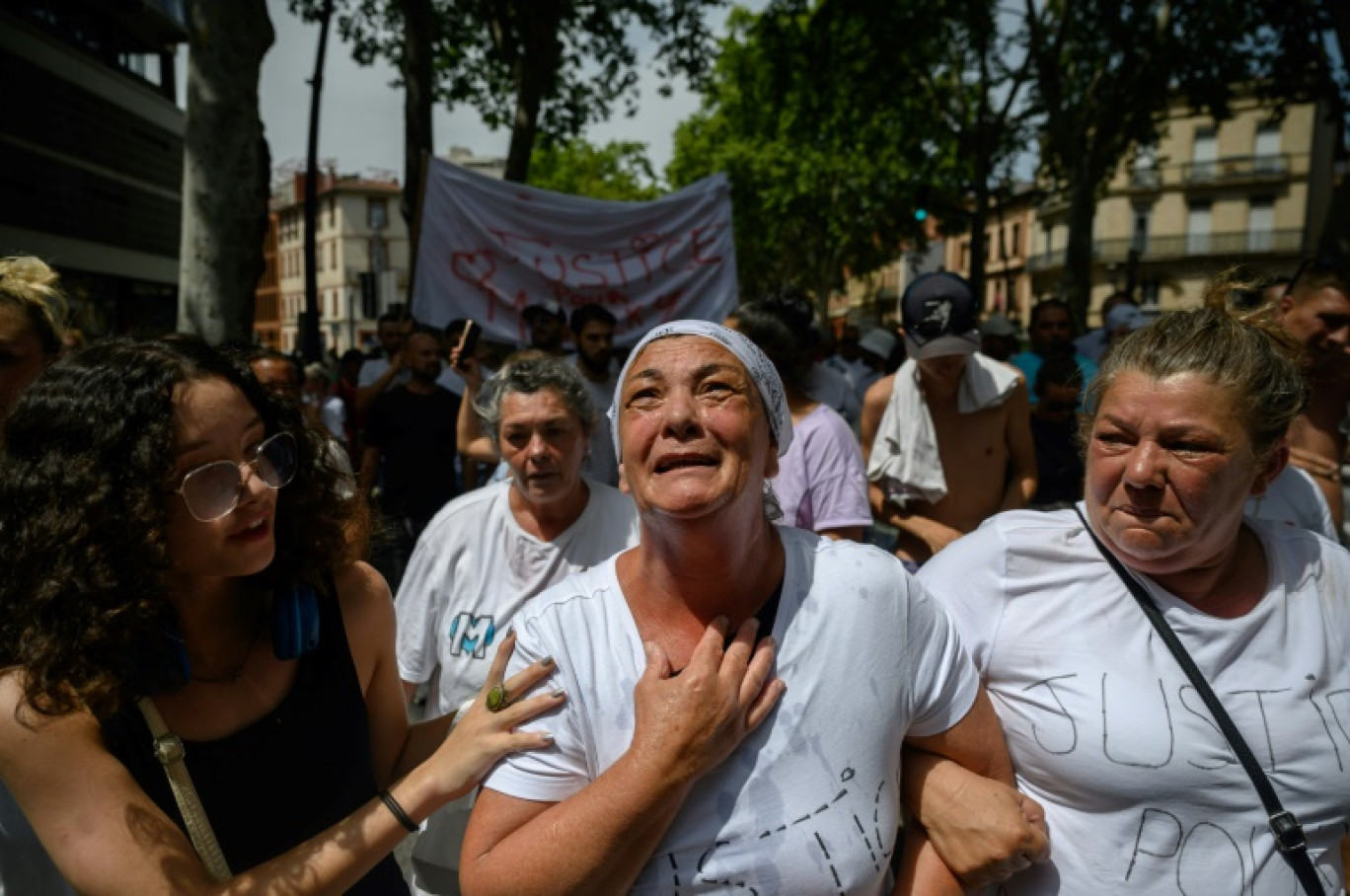 Sylvie Loerch, mère de Maïcky, 28 ans, tué par un gendarme lors d'un contrôle routier, rejoint les membres de la communauté des gens du voyage lors d'une marche blanche à Toulouse, le 30 juillet 2024 © Ed JONES