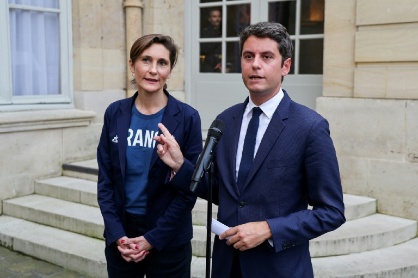 Le Premier ministre démissionnaire Gabriel Attal fait un point sur la première semaine des JO à Matignon avec à ses côtés la ministre des Sports démissionnaire Amélie Oudéa-Castera, le 31 juillet 2024 © Ludovic MARIN