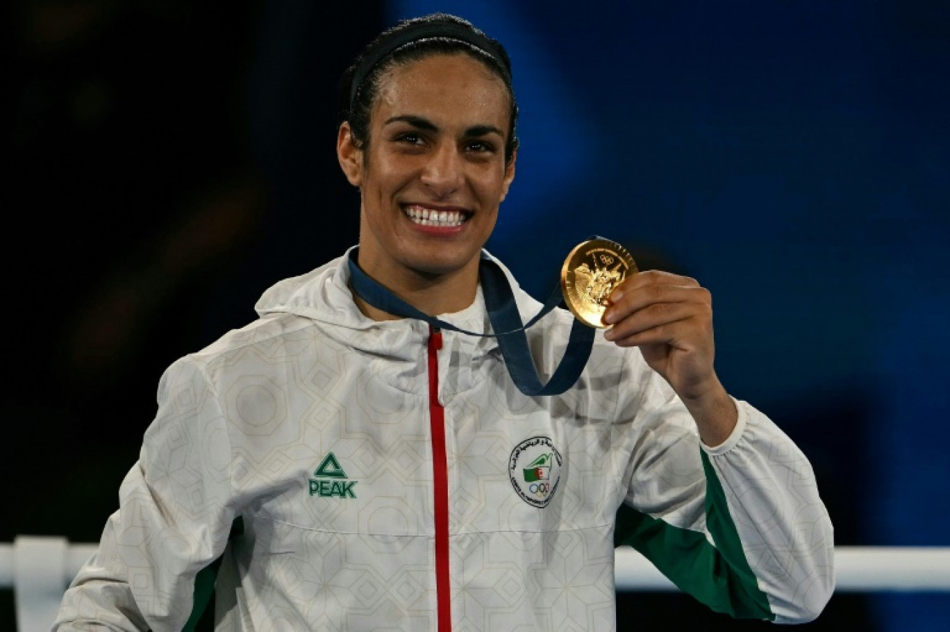 La championne olympique de boxe algérienne Imane Khelif pose avec sa médaille le 9 août 2024 à Paris © Mauro PIMENTEL