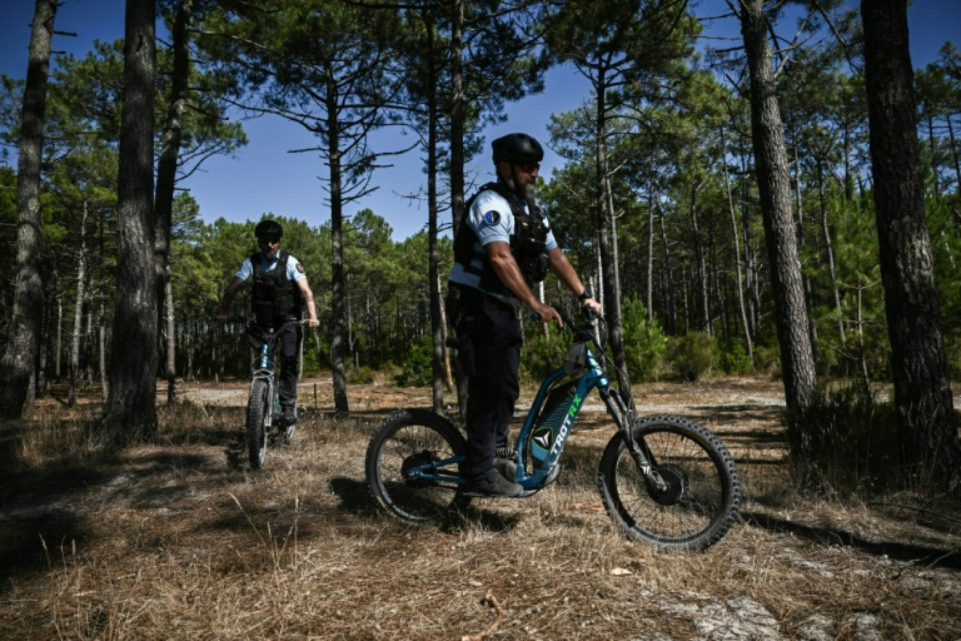 FDes gendarmes, en scooters électriques tout-terrain, patrouillent dans une forêt de pins à Lacanau, le 8 août 2024 en Gironde © Philippe LOPEZ