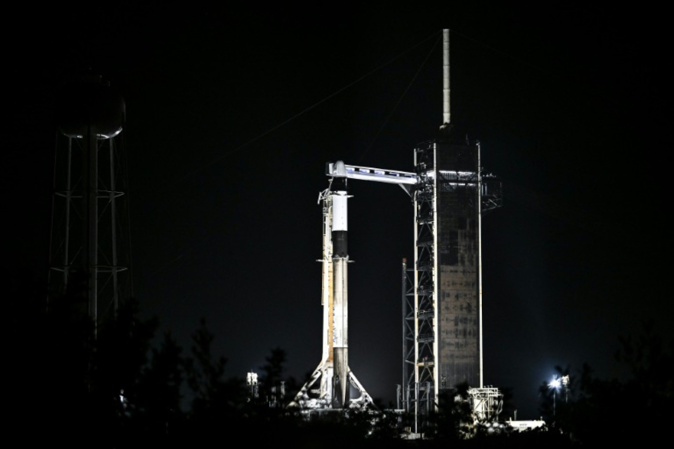 Une fusée Falcon 9 de Space X surmontée d'une capsule Dragon, le 28 août 2024 au Centre spatial Kennedy, en Floride © CHANDAN KHANNA