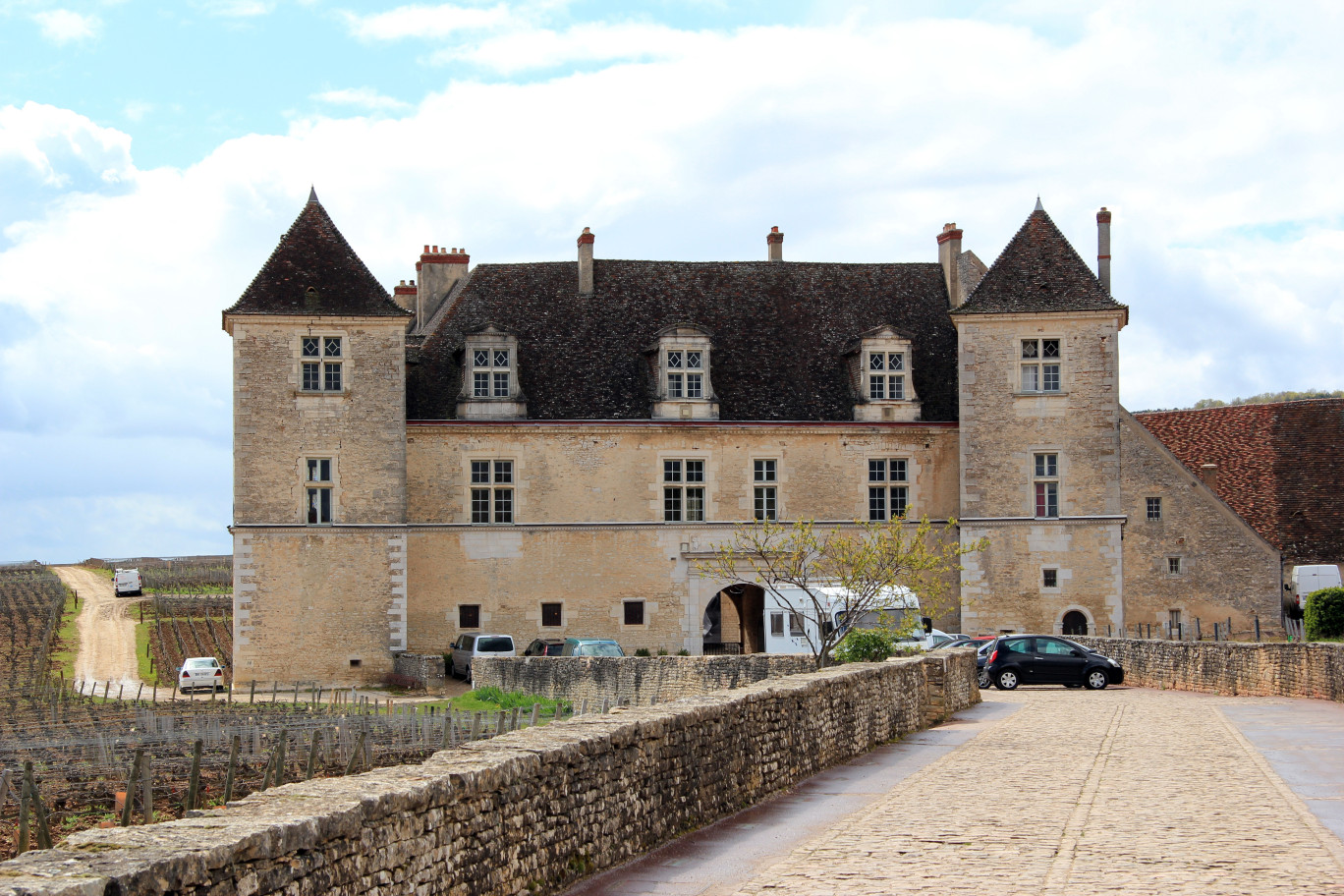 Château du Clos-Vougeot. © Adobe Stock.