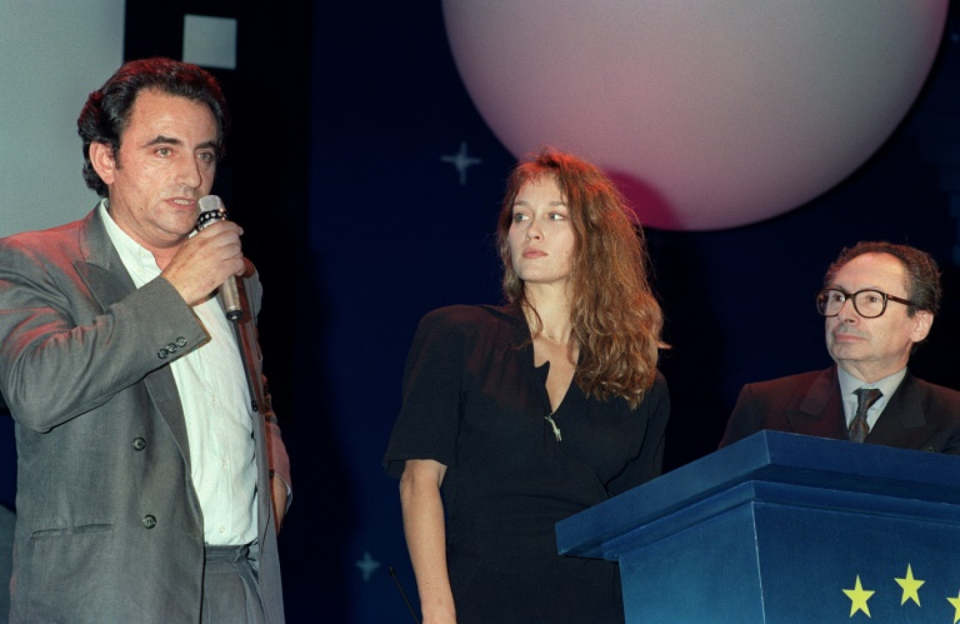 L'acteur Richard Bohringer (G) présente le dernier film du réalisateur Jean-Charles Tacchella (D), "Les Dames Galantes", dans lequel il joue avec Marianne Basler (C), le 13 octobre 1990 lors du 1er festival du Film européen de La Baule © Frank PERRY