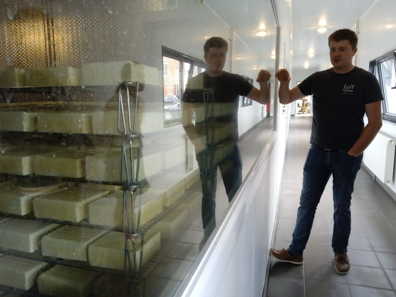 Le couloir aménagé dans le bâtiment permet à Jason Labois d’expliquer aux visiteurs les différentes étapes de la fabrication du Maroilles.