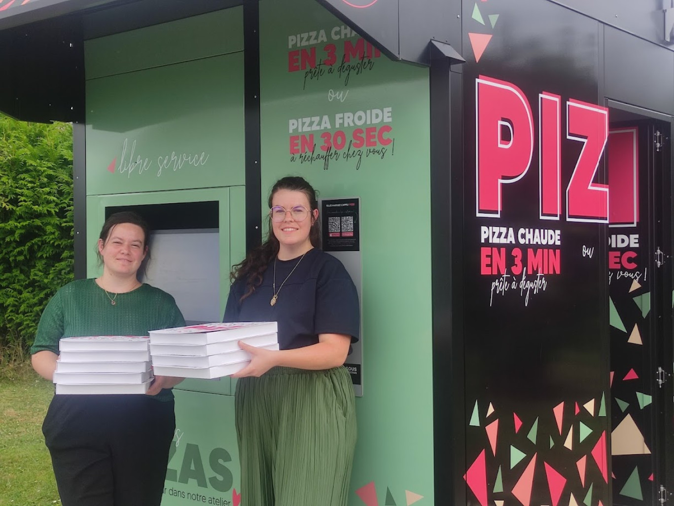 Mathilde (à g.) et Constance Bellegueule, les deux sœurs ont ouvert leur huitième distributeur de pizzas.