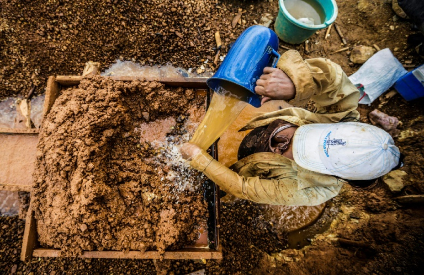 Une femme lave des roches pour extraire de l'or à la mine Laguna Azul, près de la ville de Rosita, au Nicaragua, le 6 mars 2017. © INTI OCON