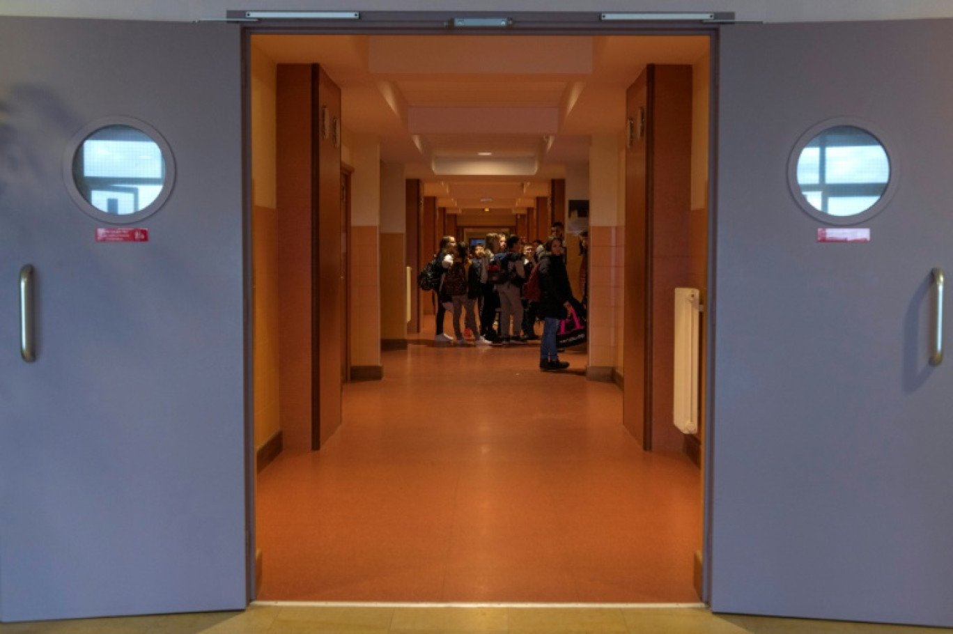 Des élèves attendent dans un couloir du collège Lucien Colon à Lapalisse (Allier), le 2 décembre 2019. © Thierry Zoccolan