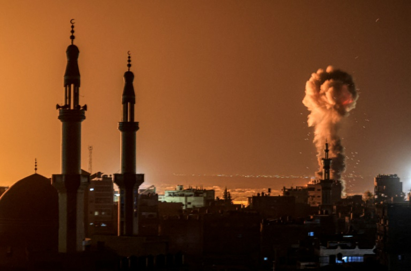 Un panache de fumée s'élève lors d'un bombardement israélien sur la ville de Rafah, dans le sud de la bande de Gaza, le 6 février 2024 © Mahmud Hams