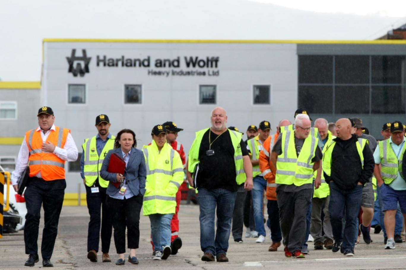Des travailleurs du chantier naval de Belfast "Harland and Wolff" sortent d'une réunion, le 5 août 2019 à Belfast © PAUL FAITH