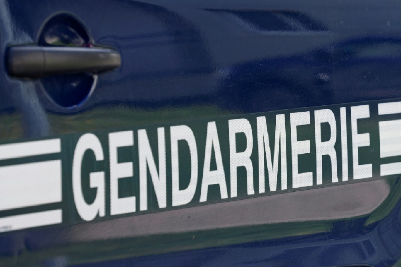 Des gendarmes bloquent une route à Mont Dore, commune de la banlieue sud de Nouméa, le 19 septembre 2024 en Nouvelle-Calédonie © Delphine MAYEUR