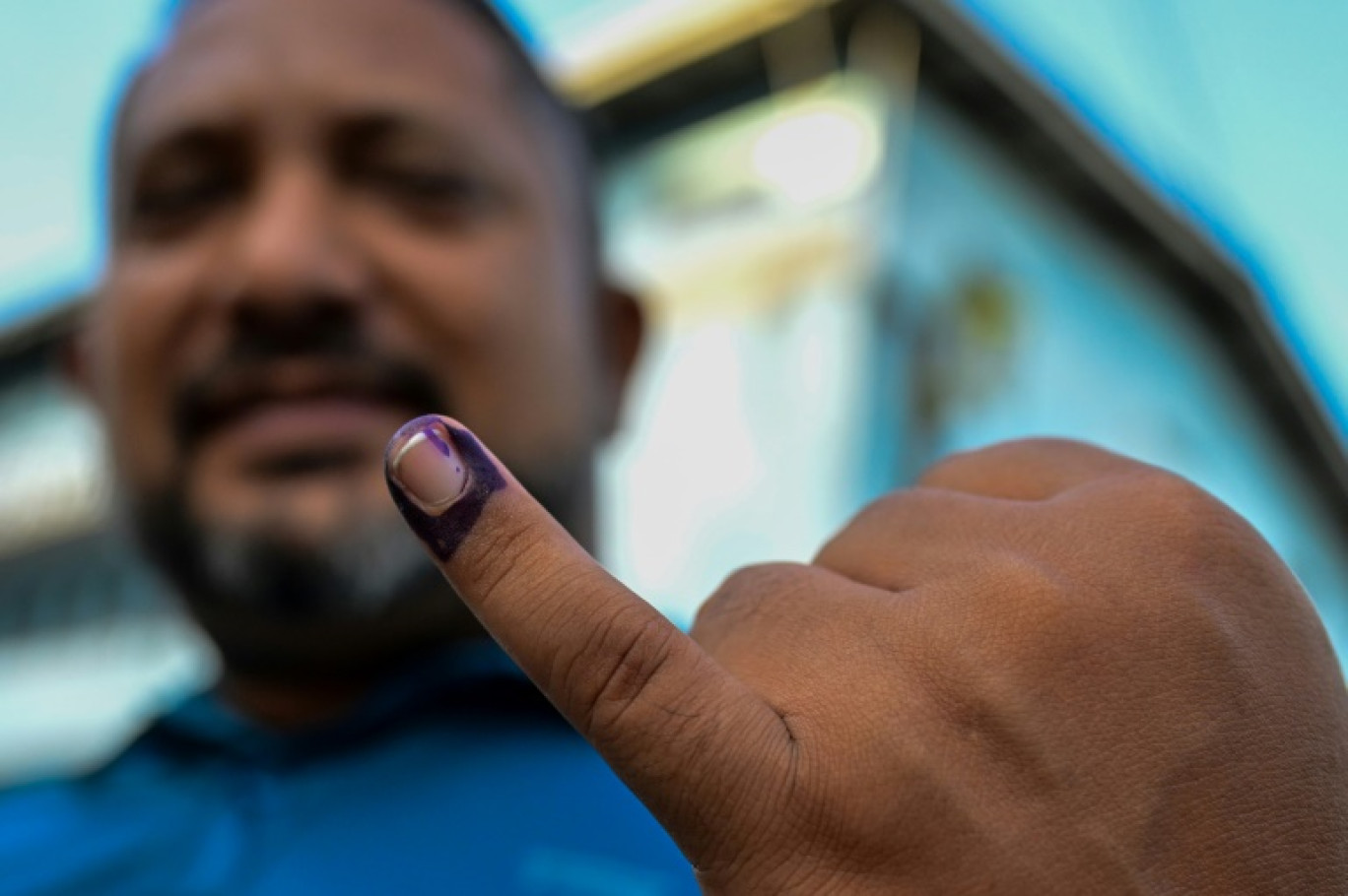 Des agents électoraux scellent une urne à la fin du scrutin de l'élection présidentielle au Sri Lanka, dans un bureau de vote à Colombo, le 21 septembre 2024 © Ishara S. KODIKARA
