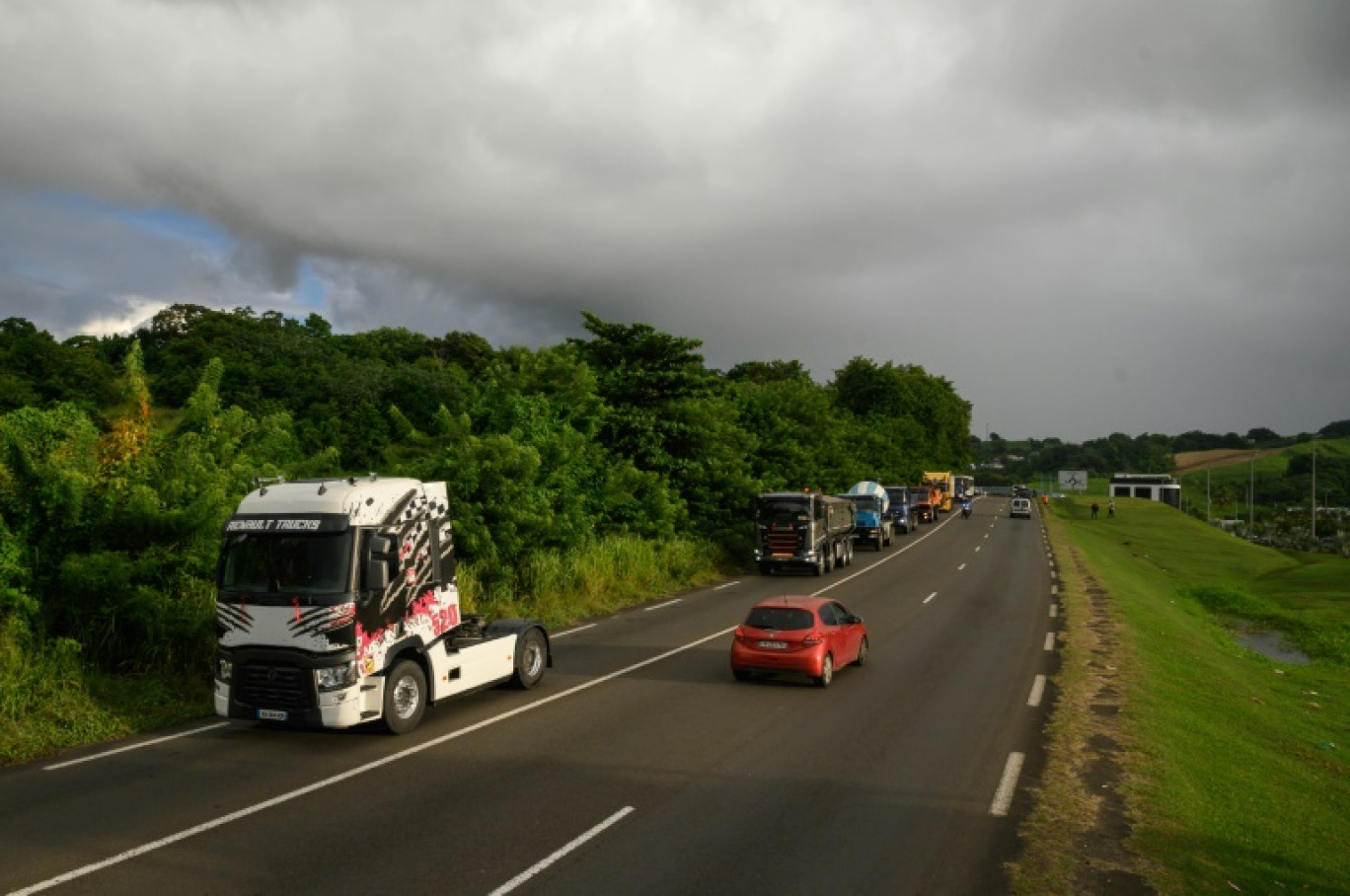 Des chauffeurs de poids lourd lors d'une opération de protestation le 24 septembre 2024, à La Trinité, en Martinique © Ed JONES