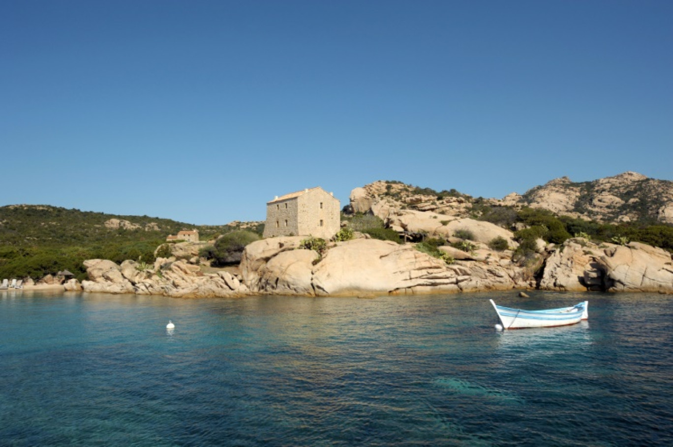 Niché dans le maquis surplombant le golfe de Roccapina, le très select Domaine de Murtoli est un lieu de villégiature parsemé de bergeries de luxe prisées des milliardaires et de personnalités. © STEPHAN AGOSTINI