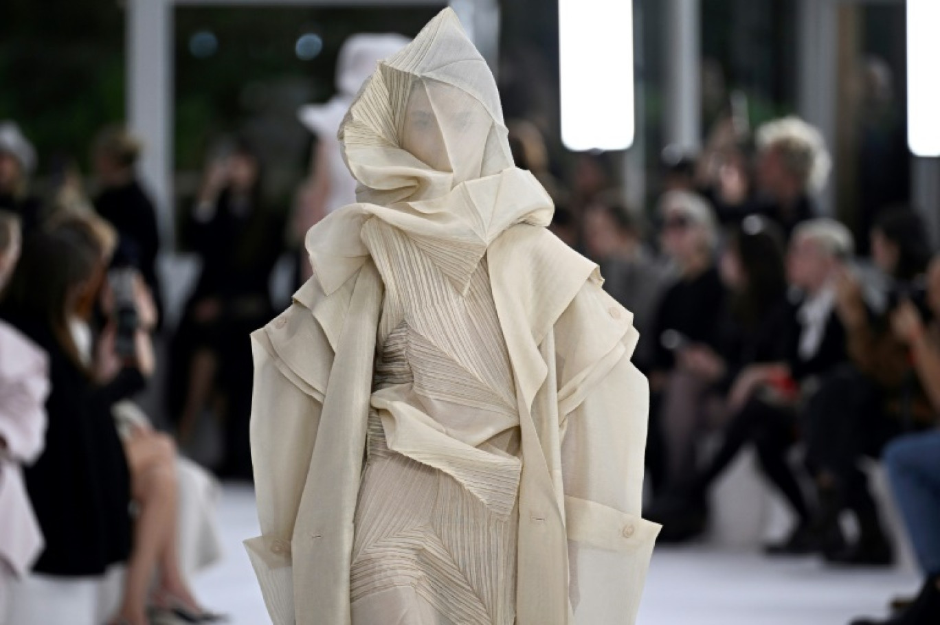 Défilé Issey Miyake pour la collection de prêt-à-porter féminin printemps-été 2025 à la Fashion Week de Paris, le 27 septembre 2024 © JULIEN DE ROSA