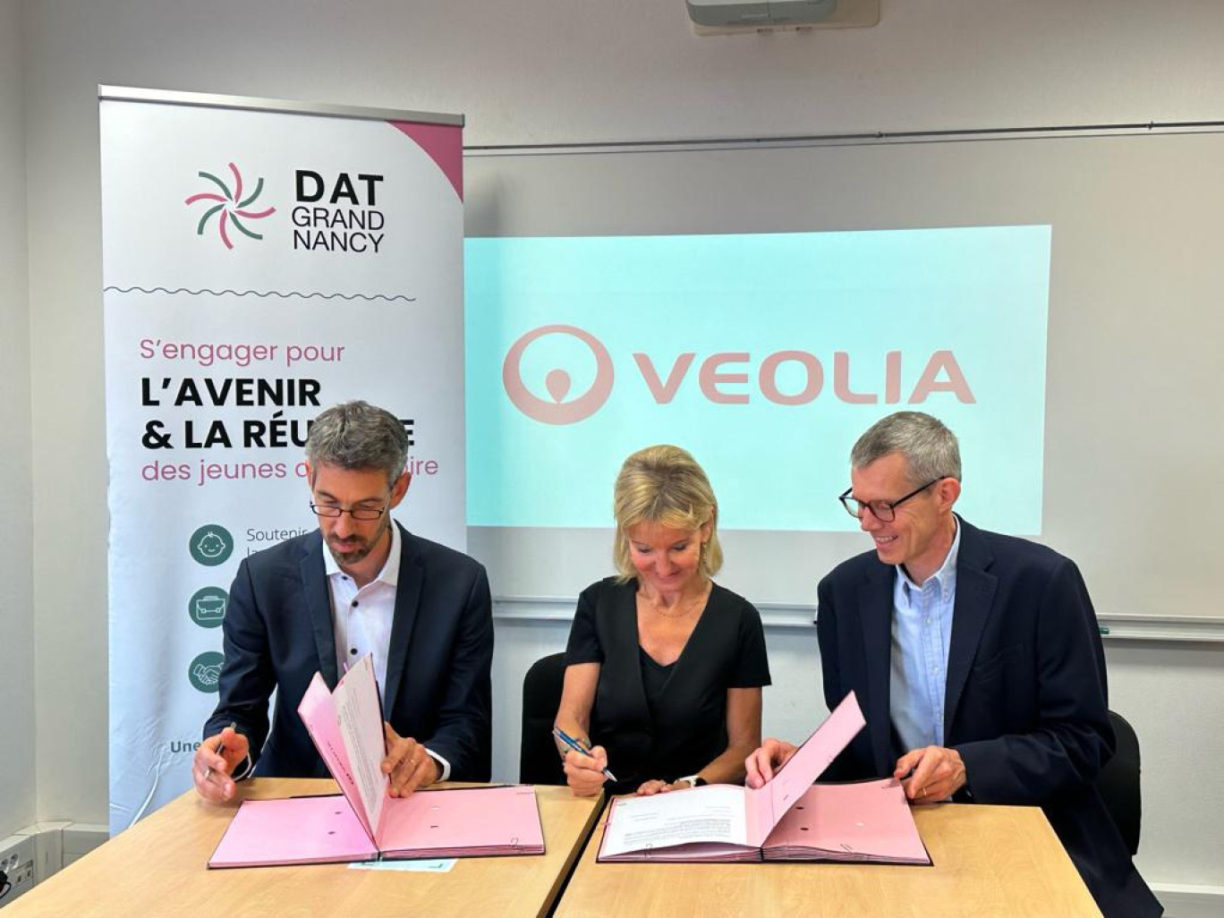 Le 3 juillet, Luc Petit, directeur régional Grand Est de Véolia et Sylvie Warth, déléguée régionale du Réseau Étincelle ont signé la première convention de mécénat social de la Maison de l’Emploi du Grand Nancy avec Franck Muratet, président de la Maison de l’Emploi du Grand Nancy et conseiller métropolitain délégué à la stratégie économique. © : Maison de l’Emploi du Grand Nancy.