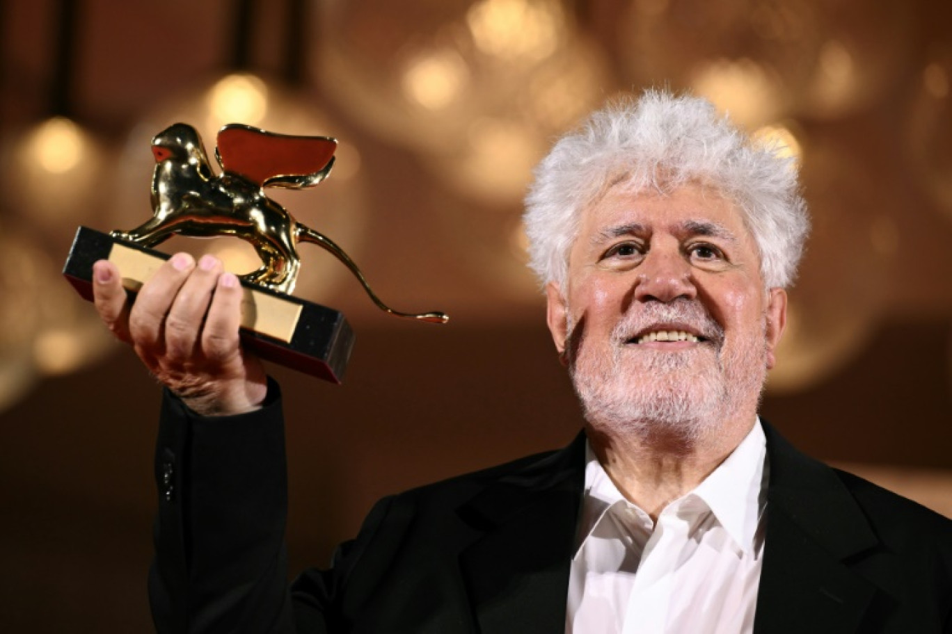 Le réalisateur espagnol Pedro Almodovar, couronné par le Lion d'or pour son film "La chambre d'à côté", le 7 septembre 2024 à Venise
poses with the Golden Lion for Best Film he reveived for 'The Room Next Door' during a photocall following the award ceremony of the 81st Venice Film Festival on September 7, 2024 at Venice Lido. © Marco BERTORELLO
